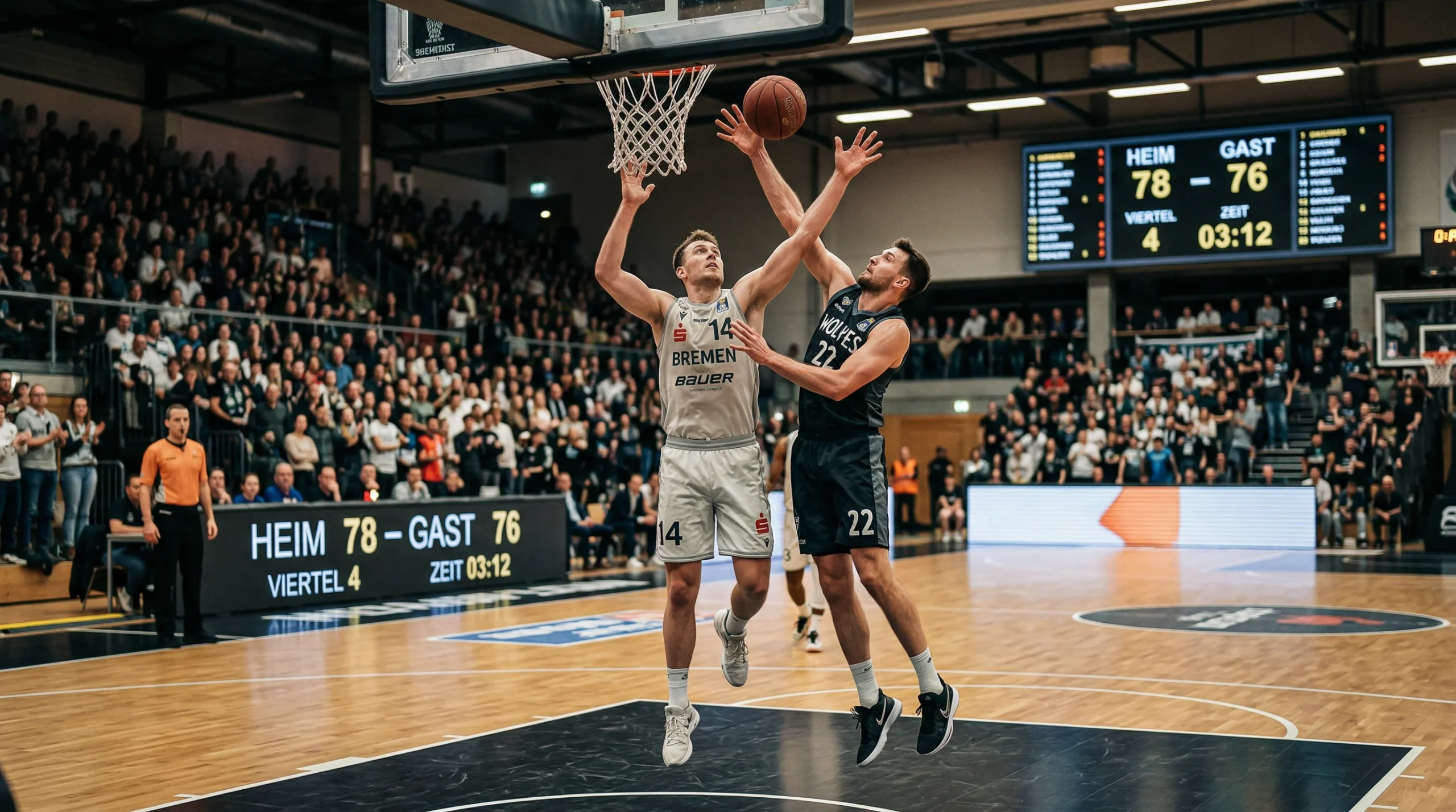 Basketballspiel mit Anzeigetafel und Spielern auf dem Court