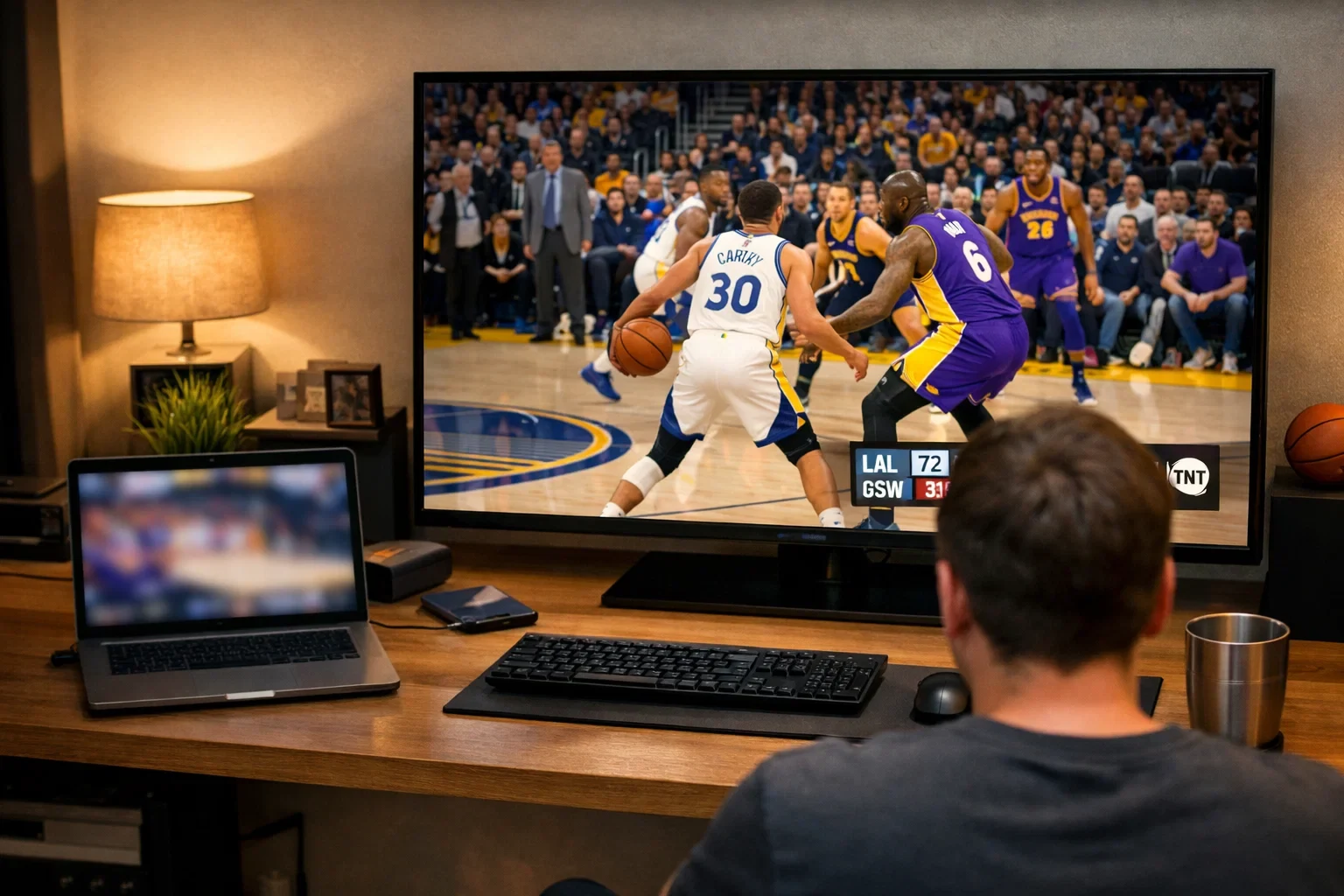 Person verfolgt Basketball Livestream auf mehreren Bildschirmen